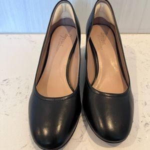 27 edit naturalizer size 6 black heels great condition!